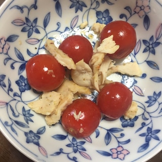 トマトとサラダチキンのバター炒め